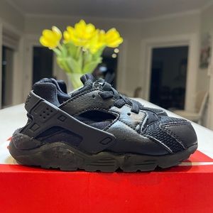 ⭐️Nike huarache run toddler black sneakers 8c